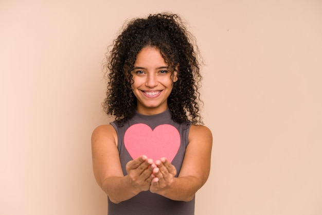 Jonge afro-amerikaanse vrouw met een papieren hart, Valentijnsdag concept