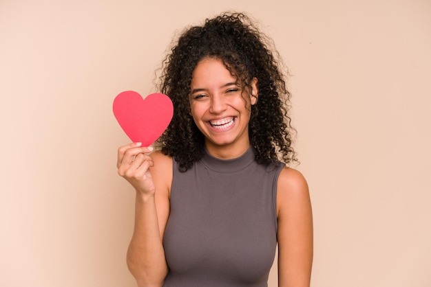 Jonge afro-amerikaanse vrouw met een papieren hart, Valentijnsdag concept