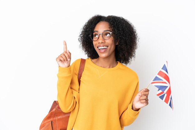 Jonge Afro-Amerikaanse vrouw met een vlag van het Verenigd Koninkrijk geïsoleerd op een witte achtergrond die een geweldig idee benadrukt