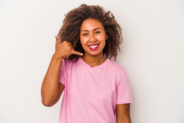 Jonge Afro-Amerikaanse vrouw met krullend haar geïsoleerd op een witte achtergrond met een mobiel telefoongesprek gebaar met vingers.