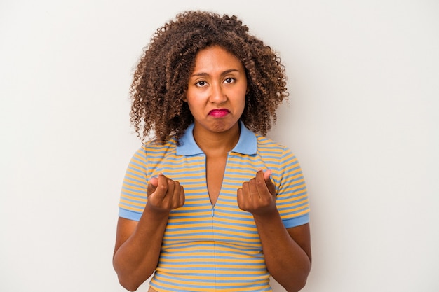 Jonge Afro-Amerikaanse vrouw met krullend haar geïsoleerd op een witte achtergrond waaruit blijkt dat ze geen geld heeft.