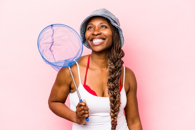 Jonge Afro-Amerikaanse vrouw met visnet geïsoleerd op roze background