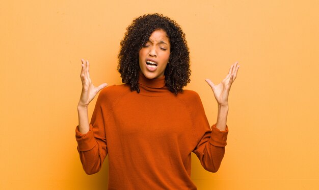 Jonge afro-amerikaanse vrouw poseren terwijl schreeuwen van stress