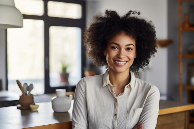 Jonge Afro-Amerikaanse vrouw thuis