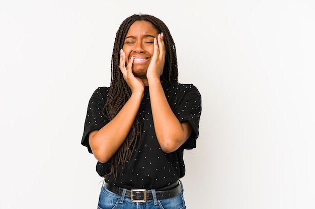 Jonge Afro-Amerikaanse vrouw troosteloos janken en huilen.