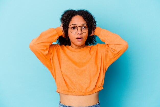 Foto jonge afro-amerikaanse vrouw van gemengd ras geïsoleerd geschokt, ze heeft belangrijke bijeenkomst herinnerd.