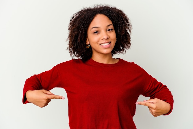 Jonge Afro-Amerikaanse vrouw van gemengd ras geïsoleerde punten naar beneden met vingers, positief gevoel.