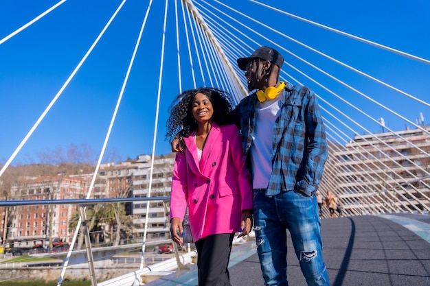 Jonge afro-amerikaanse vrouwen in de stad levensstijl concept vrienden plezier op een brug