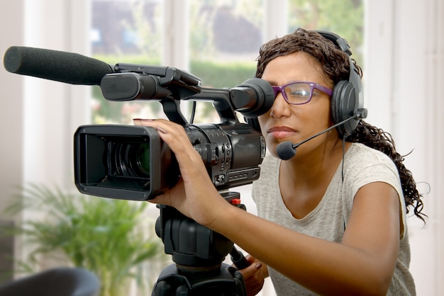 Foto jonge afro-amerikaanse vrouwen met professionele videocamera