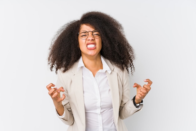 Jonge Afro-Amerikaanse zakenvrouw boos schreeuwen met gespannen handen.