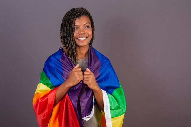 Jonge Afro-Braziliaanse vrouw draagt LGBT LGBTQ militantie biseksuele vlag diversiteit Lesbian