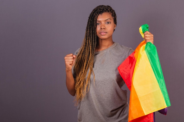 Jonge Afro-Braziliaanse vrouw met LGBT LGBTQ-vlag in de vorm van strijdbaarheid Bekrachtiging van diversiteit