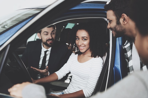 Jonge Afro-familie koopt auto voor moeder bij dealerbedrijf