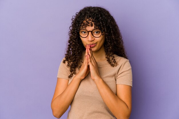 Jonge afro geïsoleerde vrouw die plan in mening verzint, een idee opzet