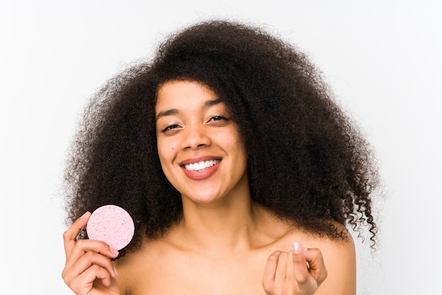 Jonge afro-vrouw die een gezichtsschijf vasthoudt die met de vinger naar je wijst alsof ze dichterbij komt.