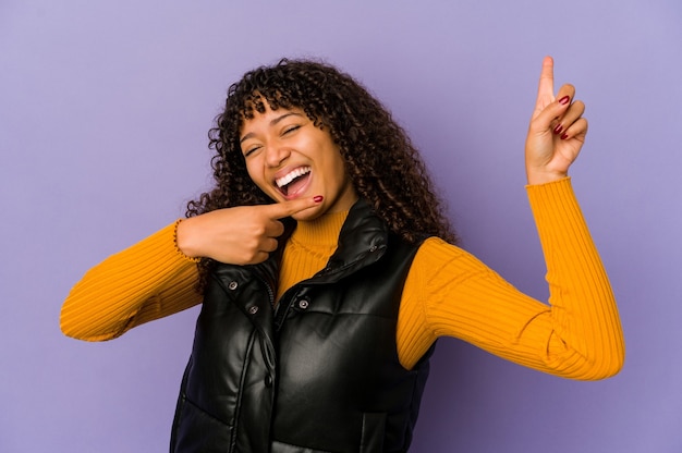 Jonge afro vrouw geïsoleerd dansen en plezier maken