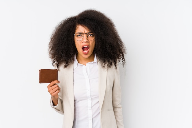 Jonge afro zakelijke vrouw die een krediet auto geïsoleerd Jonge afro zakelijke vrouw die een krediet carscreaming erg boos en agressief.