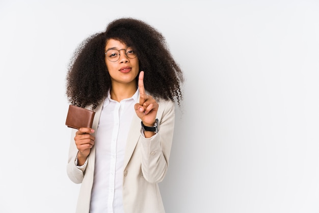 Jonge afro zakelijke vrouw met een krediet auto geïsoleerd Jonge afro zakelijke vrouw met een krediet carshowing nummer één met vinger.