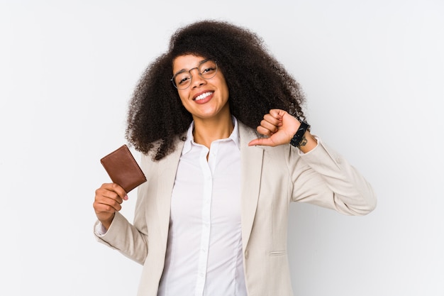 Jonge afro zakenvrouw met een creditcard voelt zich trots en zelfverzekerd