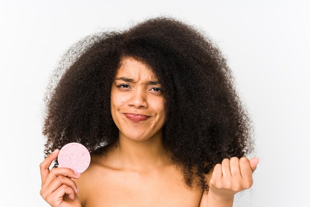 Jonge afrovrouw die een gezichtsschijf houdt die vuist toont