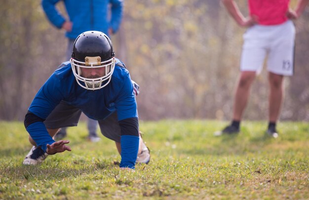 jonge american football-speler in actie tijdens de training op het veld