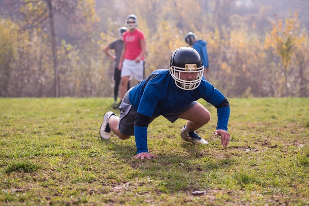 jonge american football-speler in actie tijdens de training op het veld