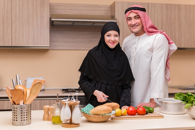Jonge Arabische familie in de keuken