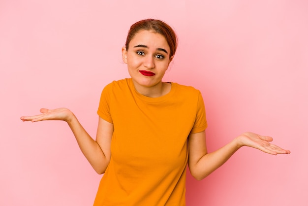 Jonge Arabische gemengd ras vrouw twijfelende en schouders ophalen in vragend gebaar.