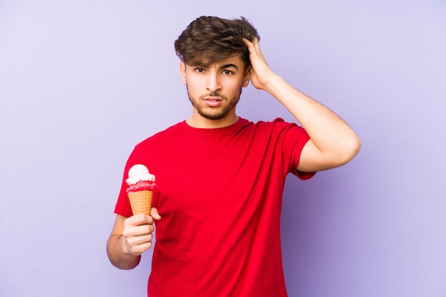 Jonge Arabische man met een ijsje dat geschokt is, herinnert ze zich een belangrijke ontmoeting.