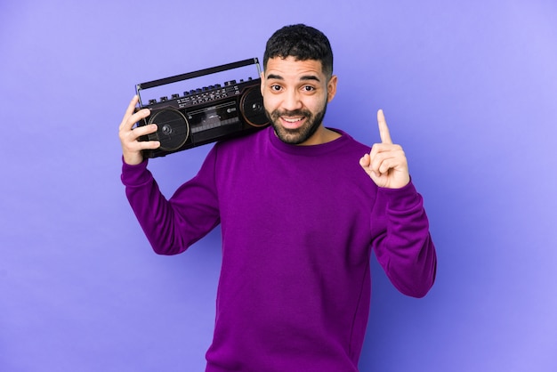 Jonge Arabische man met een radiocassette