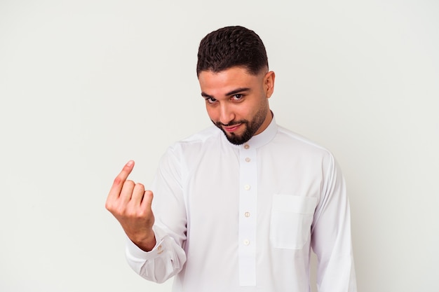 Jonge Arabische man met typische Arabische kleding geïsoleerd op een witte achtergrond wijzend met de vinger naar je alsof uitnodigend dichterbij komen.