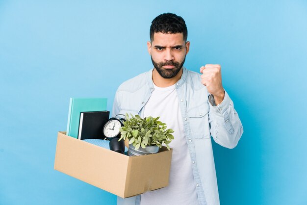 Jonge Arabische man verhuizen naar een nieuw huis