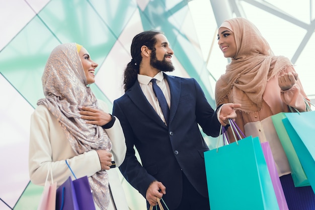 Foto jonge arabische mensen winkelen in moderne mall.