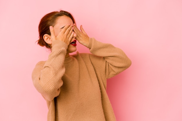 Jonge arabische vrouw die emoties uitdrukt