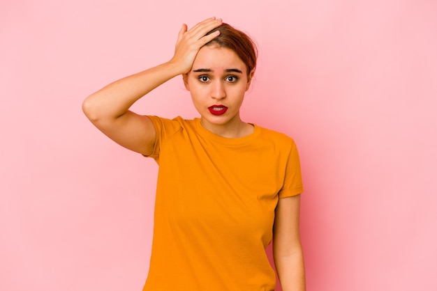 Jonge Arabische vrouw die geschokt is, herinnert ze zich een belangrijke ontmoeting