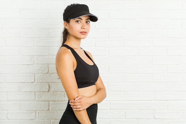 Jonge Arabische vrouw die sportieve kleren en een vizier draagt