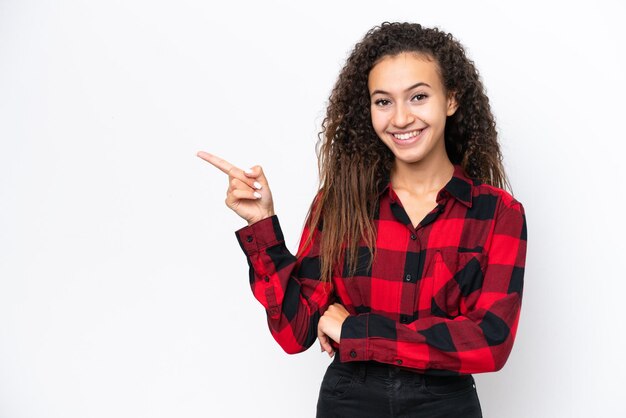 Jonge arabische vrouw geïsoleerd op witte achtergrond wijzende vinger naar de zijkant