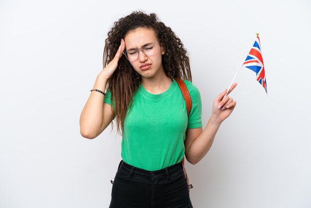 Jonge Arabische vrouw met een vlag van het Verenigd Koninkrijk geïsoleerd op een witte achtergrond met hoofdpijn