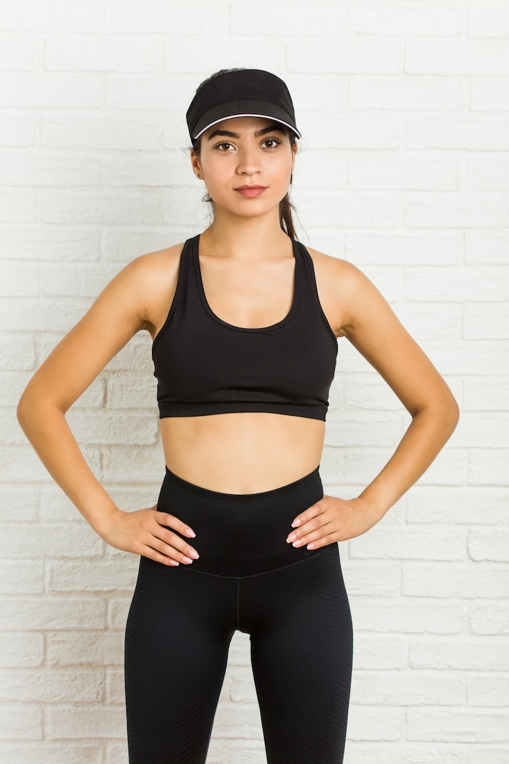 Foto jonge arabische vrouw wearingsporty kleding en een vizier