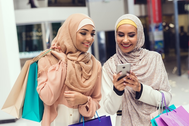Jonge Arabische vrouwen met behulp van Smartphone met vriend