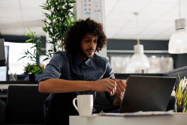 Jonge Arabische zakelijke professionals bespreken een project in een online bijeenkomst