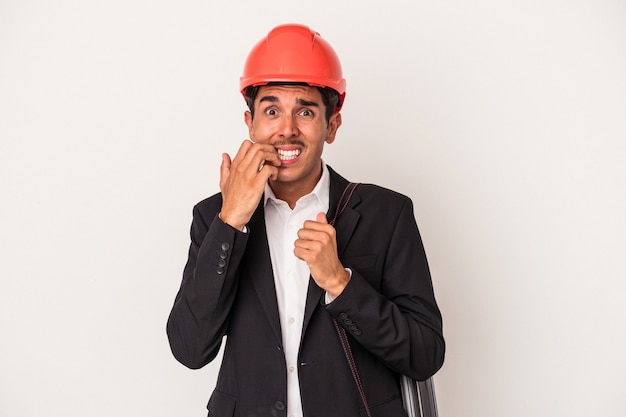 Jonge architect gemengd ras man geïsoleerd op een witte achtergrond vingernagels bijten, nerveus en erg angstig.