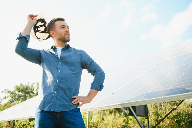 Jonge architect staat bij zonnepanelen