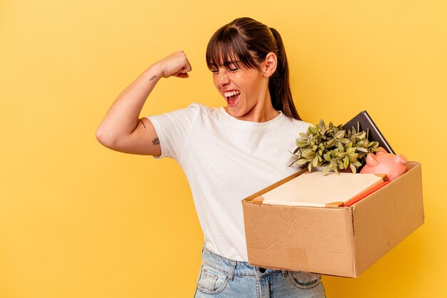 Jonge Argentijnse vrouw een zet geïsoleerd op gele achtergrond Jonge Argentijnse vrouw een zet geïsoleerd op gele achtergrond verhogen vuist na een overwinning, winnaar concept.