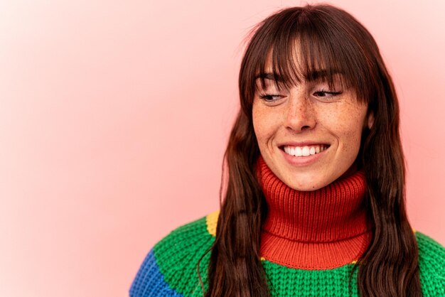 Jonge Argentijnse vrouw geïsoleerd op roze background