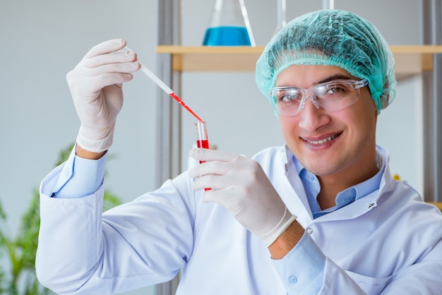 Foto jonge arts die aan bloedonderzoek werkt in het laboratoriumziekenhuis