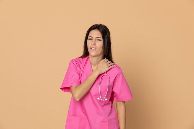 Jonge arts die roze uniform draagt