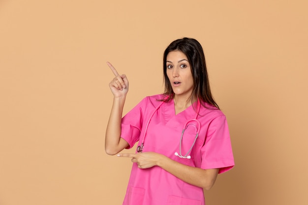 Jonge arts die roze uniform draagt