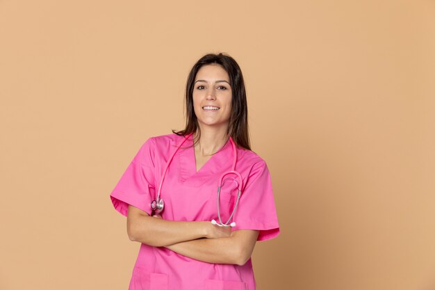 Jonge arts die roze uniform draagt