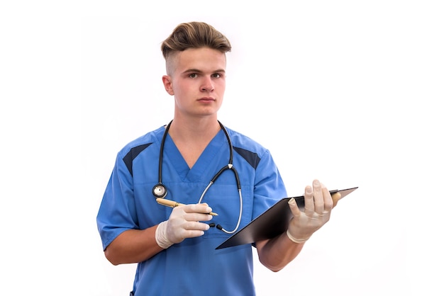 Jonge arts met klembord en pen geïsoleerd op een witte achtergrond